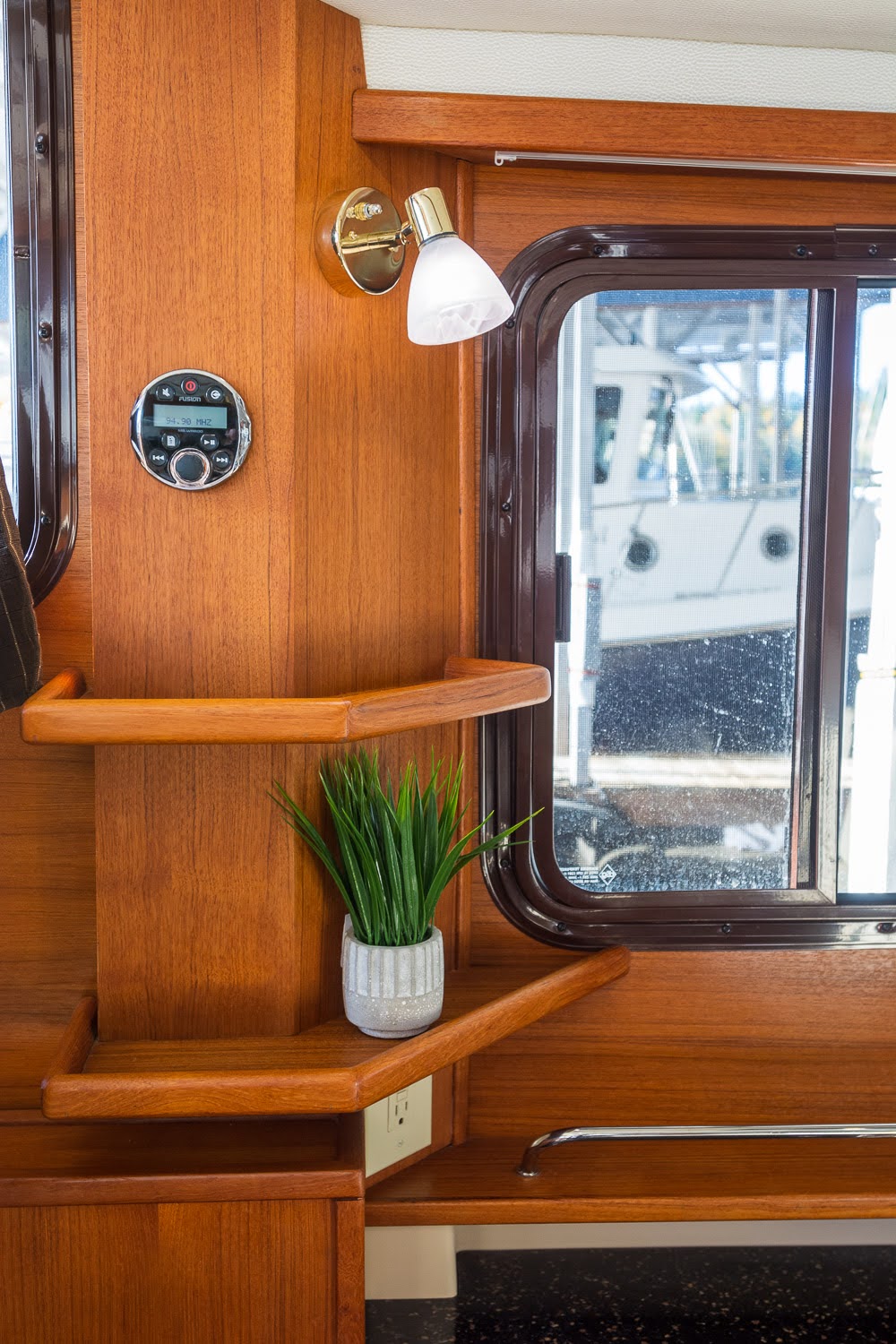 Galley shelf